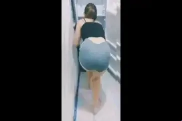 Bersihin Kulkas Malah Memek Digenjot Brutal