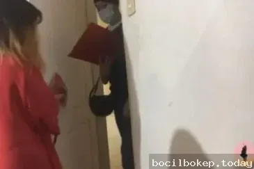 Cewek Cantik Sadis Goda Tukang Antar Barang