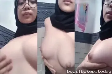 Cewek Muda Montok Pamer Tetek ke Pacar