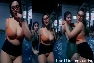 Dua cewek sangean colmek bareng pamer tubuh hot di kolam renang